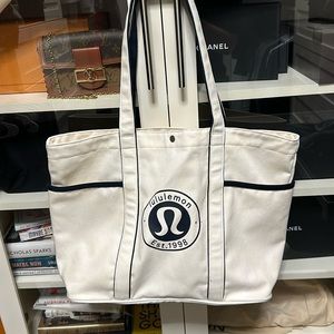 Lululemon 20L tote